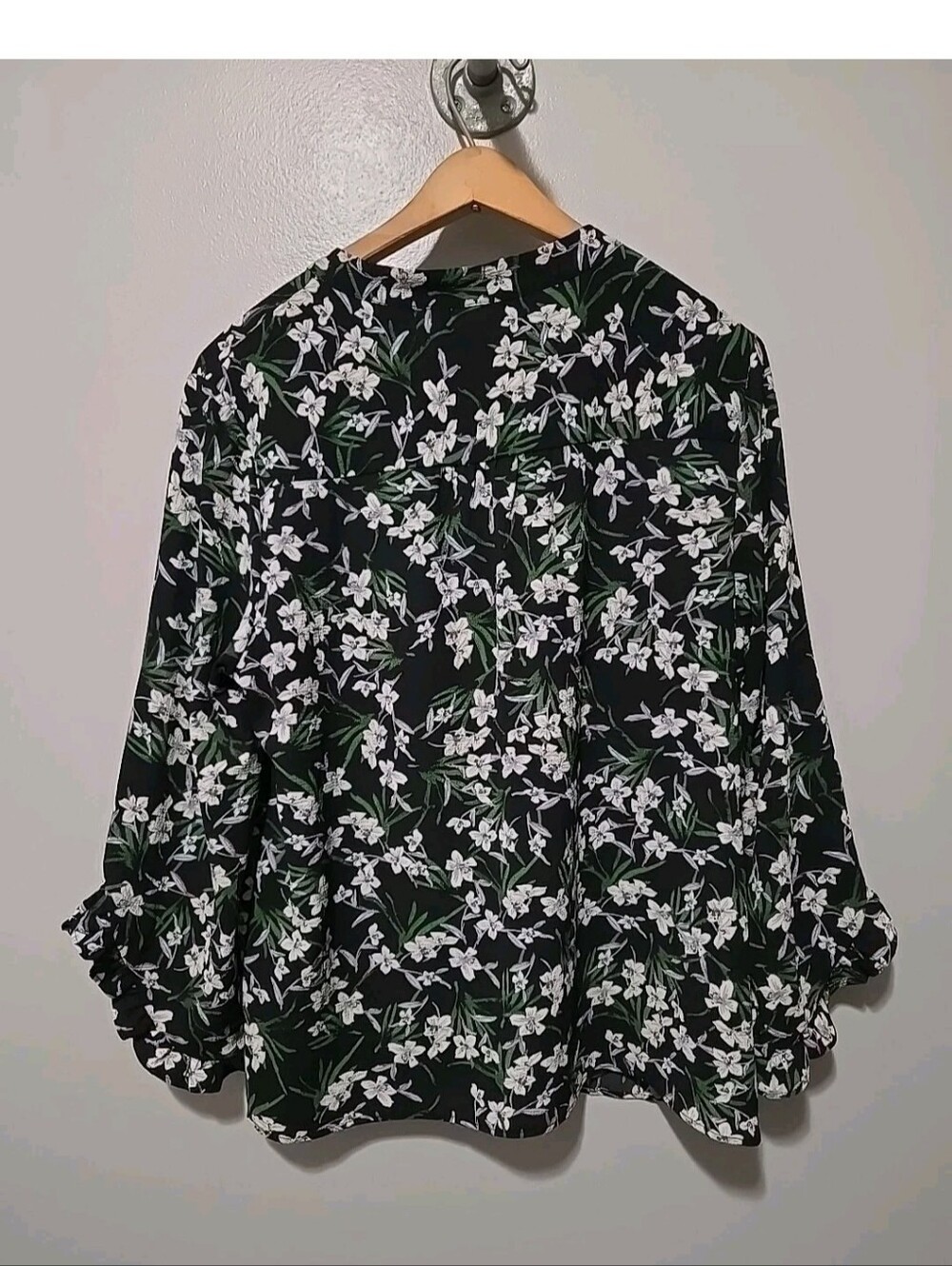 Banana Republic Women's Floral Top Blouse Shirt Sz. M Long Sleeve